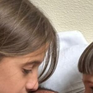 Cecilia Bonelli Instagram - Welcome Amelia Cvitanich Bonelli!!! Pensar que tenía fecha para el 1 de Enero como el día en el que había nacido el nono Juan Carlos. Me acuerdo que cuando le conté a papá la fecha probable de parto me dijo: “me va sacar el protagonismo de cumple” jajaja 🤣. Sabías que también tu hermana Carmela cuando te hablaba en la panza, te pedía que no nacieras el 20 porque ese era su dia! Fuiste tan buena y prolija hija que elegiste vos el propio día de tu nacimiento sin opacar a los demás. El día en el que la selección nos regaló la alegría de pasar a una final del mundo ya me sentía mal fisicamente, de madrugada los dolores se intensificaron y fue así cm terminamos en la guardia: “Si en unas dos horas dilatás un poco más, te dejamos internada” me dijo la doctora. Desde las 2 am hasta las 18.50 del 14-12-22 hicimos un laburo impecable en equipo hija! Este año fue durísimo para mí y sin embargo siento que vos fuiste la encargada de traer magia y abrirme los ojos 👀 para entender que nada es perfecto y que nadie está exento de nada. Trajiste más amor a esta  familia que te ama con locura!!! Gracias hija por todo lo que me enseñaste desde la panza y por todo lo que te queda aún por enseñarme! Arranquemos con esta aventura de a 5 !!! Ahora los números impares me gustan más! Y ya que estás acá tráete la copa 🙏😉🇦🇷#welcomeAmelia #welcomelittleprincess #holaamericanita