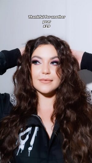 Celeste Buckingham Instagram - Older and Wiser 🖤 Ďakujem všetkým za prianie včera! 29 rokov si žijem svôj užasný rozmanitý život a som vďačná za každú chvíľu, za každý človek a za každý deň. Zároven sa vám chcem poďakovať za váš záujem a za vaše reakcie na náš rozhovor spolu s @nikavujisic 🖤 Som nesmierne prijemne prekvapená že tie veci vnímate rovnako, ale zároven som smutná, že toľko z vás sa vie stotožniť s tým, s čím som si prešla ❤️ Chcem len povedať každému kto to potrebuje počút-SI DOSŤ ❤️ #birthdaypost #grateful #vdacna #životjdedál