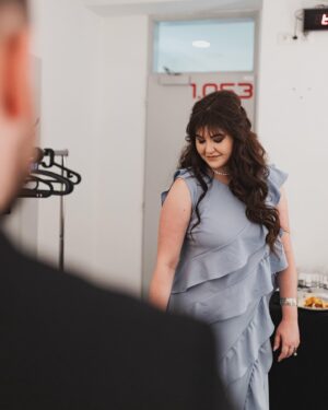 Celeste Buckingham Instagram - Takto to vyzeralo aj v #backstage na #starmus - Chcela by som sa veľmi pekne poďakovať tým, ktorí v ňom boli spolu so mnou. 
#dreamteam : 
👨🏼‍🦲môj manažér @lumirmati 
💄MUAH @thomastomsik 
📸 camera & video @ideadivisions 
🤳🏼socials @kristymohr 
🌿 food @billa_sk 
👗Šaty mi špeciálne na túto príležitosť ušila @yassi.sculptures 

Záleží na tom, akých ľudí máte okolo seba 🤍