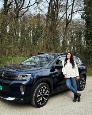 Celeste Buckingham Instagram - Už som síce na ostrove, ale som vdačná že som mala na všetký jazdy počas môjho krátkého pobytu na Slovensku krásne a bezpečné auto od @citroenslovensko 🖤 Do Prahy, k súsedom do Rakúska, všade sa šlo ľahko a prijemné-dokonca sme stihli aj s autom krátký fashion shooting, ktorý vám čoskoro zazdieláme 🙏🏻 Teším sa na další výlet za vami na Slovensko v máji #citroen #spolupraca #travelling #nacestach