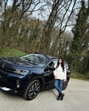 Celeste Buckingham Instagram - Už som síce na ostrove, ale som vdačná že som mala na všetký jazdy počas môjho krátkého pobytu na Slovensku krásne a bezpečné auto od @citroenslovensko 🖤 Do Prahy, k súsedom do Rakúska, všade sa šlo ľahko a prijemné-dokonca sme stihli aj s autom krátký fashion shooting, ktorý vám čoskoro zazdieláme 🙏🏻 Teším sa na další výlet za vami na Slovensko v máji #citroen #spolupraca #travelling #nacestach