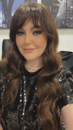 Celeste Buckingham Instagram - My first week in Slovakia 🩵 Mám za sebou dlhý a krásny prvý týžden na Slovensku-stihlo sa toho naozaj veľa, okrem iného aj festival @studentskeremesla v Kežmarku, užasný benefičný koncert @martinharichmusic a skvelej kapely, a narodeninový koncert s @kingshaolinmusic v našom obľúbenom @bluenote_slovakia - neviem sa dočkať čo ma čaká v dalších týždnoch. Mám ťa rada, Slovensko moje ✨ 
BTW, všetky tieto cesty by neboli možné bez @citroenslovensko 🙏🏻