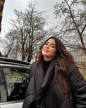Celeste Buckingham Instagram - Do každého počasia ❄️ Už som na Slovensku nejaký čas, a za tých pár týždnov som precestovala veľa kilometrov v snehu, v daždi a v tme. Som rada že môj parťák na cestách je práve tento užasný a spoľahlivý C5 Aircross Hybrid, v ktorom som sa nemusela báť šoferovať aj v náročných podmienkách. Ďakujem @citroenslovensko ,bez vás by to nebolo ono. Zajtra večer nás spolu s autičkom čaká cesta do Nového Mesta nad Váhom na koncert a už sa teším aj na cestu. #spolupraca #citroen #c5aircrosshybrid #nacestach
