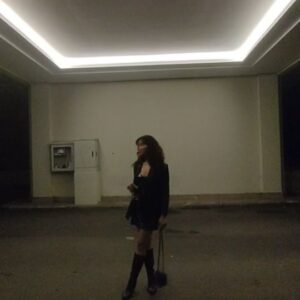 Cemre Melis Çınar Instagram - Bu yıl öğrendiklerim sen biri;
Olanla kavgan bittiğinde görmeye başladı gözün, olduğun yerde dönüp durmanında olmadı yararı... Kendi hapisanenden çıkmanın tek yolu; çıkabileceğini bilmek. 
Çıkabilirsin❤