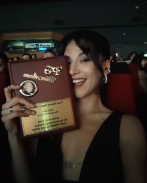 Cemre Melis Çınar Instagram - Çok afedersiniz ama görmemişin ödülü oldu😎🤘🏻
Dünyanın en güzel duygusu emeğinin karşılığını almak🌻