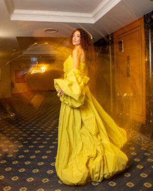 Cemre Melis Çınar Instagram - ✨İçimden şarkı söylüyorum hep✨
.
.
📸  @eneskahraman
💄  @makeupnesekaya 
⭐  @cihan.nacar
🏛 @intercontinentalistanbul