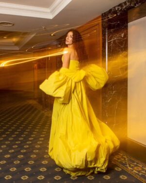 Cemre Melis Çınar Instagram - ✨İçimden şarkı söylüyorum hep✨
.
.
📸  @eneskahraman
💄  @makeupnesekaya 
⭐  @cihan.nacar
🏛 @intercontinentalistanbul