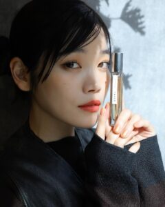 Cent Chihiro Chittiii Instagram - THREE初のフレグランス ESSENTIAL SCENTSの POPUPへ。 石、花、木、果実、種 100パーセント精油で作られた 自然の香りに心地よく包まれて 魂にエネルギーをもらえる感じが しました。すきです。 「ESSENTIAL SCENTS GARDEN」11/20までZeroBase表参道で 開催中。 @threecosmetics #エッセンシャルセンツ #フレグランス #PR