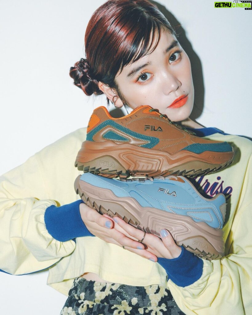 Cent Chihiro Chittiii Instagram - セントチヒロ・チッチ×FILA×mini　　 コラボスニーカーがついに明日 10/21に発売になります☺︎☺︎ 二色ともユニセックスで履ける サイズにしていただきました。 『地球とおともだち燦々アースブラウン』は 土、空、海、森、太陽の光 、地球っていろんな色でできている。 ちょっと冒険してみたくてあえて あらゆるアースカラーを組み合わせました。 この靴は地球なんです。男女問わずみんなが どんな場所へも、"おともだち"のように ともに歩いて行けますように。 『空飛ぶセンチメンタルベイビーブルー』は 身構えて履かなくてもいい、 絶妙な淡さにこだわりました。 雨の日もセンチメンタルな気持ちをときめきに 変えてくれるといいなという想いを込めて。 試行錯誤して一緒に作ってもらった 靴たち、愛してもらえますようにっ 明日からシュープラザで買えます☑️ https://kutsu.com https://kutsu.com/category/M_MINI/ 🥾@kutsu.com_chiyoda 📚@mini_tkj 📷@yutaroyamane 💄@osakana_yuki 👗@mika_ito_ ＃チッチコラボ　 ＃FILAコラボ　 ＃シュープラザ