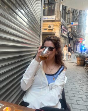 Ceren Koç Instagram - aslinda arama mesafe koydum sadece elime cok yakisio o kdr🪭