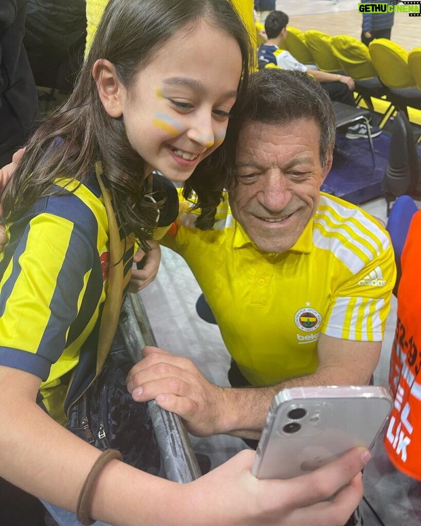 Ceren Benderlioğlu Instagram - FENERBAHÇE 💙💙💙💙 @yellowthecanaryfb @efsane23erkankaraca sonunda bu gece tanıştık gururumuzsun @fenerbahce