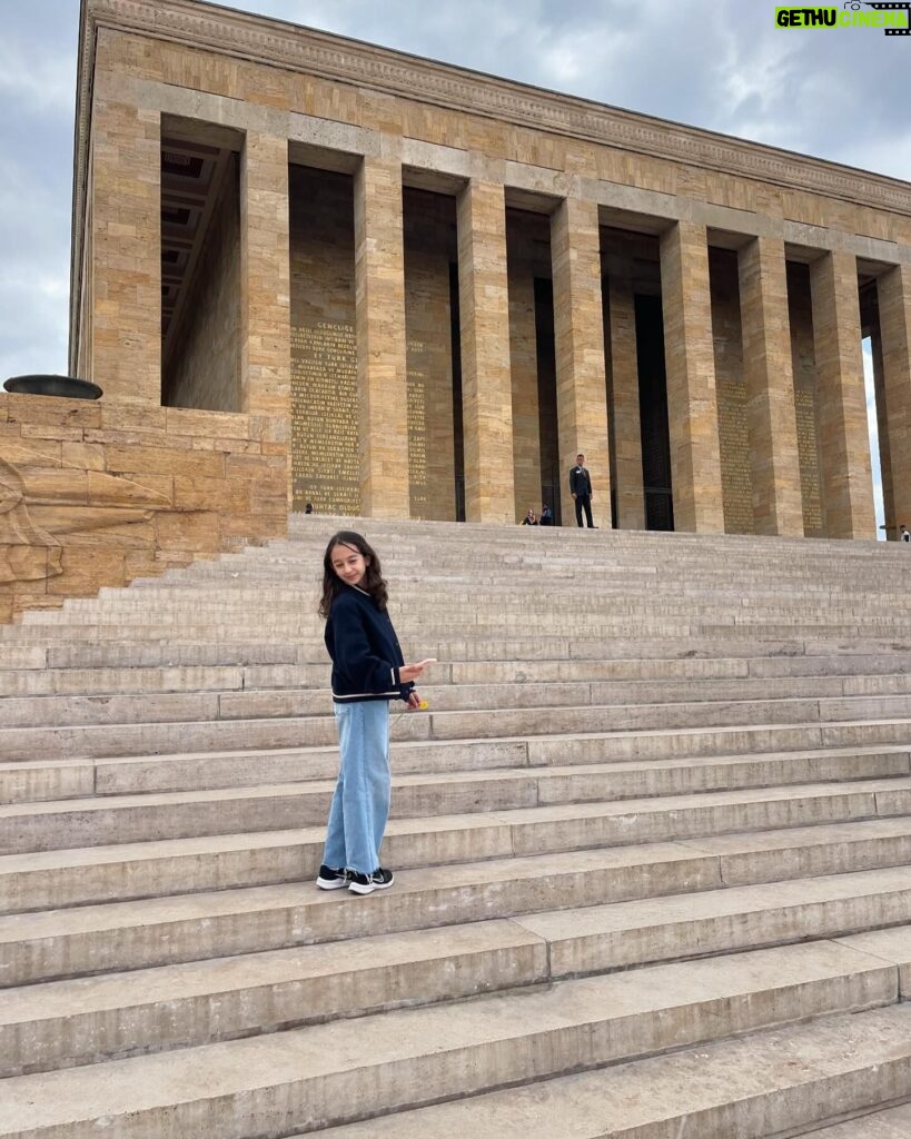 Ceren Benderlioğlu Instagram - Her geldiğimde teşekkürden fazlası için unutmamak için … tekrar hatırlamak için … Nur bir önceki geldiğinde henüz 4 yaşındaydı bu sefer ki ziyaretimiz çok daha anlamlıydı . Her bir taşının anlamı olduğunu ve ne kadar zor da olsa bu vatanın ilmek ilmek kurulduğunu daha iyi anlatamazdım Nur ‘a… Aslanlı yolda neden 24 Aslan var ? TBMM neden 1920 metre uzaklıkta ? Basamak sayıları neyi temsil ediyor? Duvarlardaki Türk motifleri ? Ah o tavanlar , motifler … her saat başı çalan siren . Nöbet değişim töreni .. Atamızın Anıtkabir’den önceki durağı Etnografya müzesi , Dolmabahçe’den yavuz zırhlısına taşınışı , tren ile Ankara’ya getirilişi . Büyük büyük babasının Atası defnedilirken yanında oluşu. Bir sonraki gelişimiz için de rotalar belirlendi . Ankara sen benim için ayrı özelsin 🇹🇷