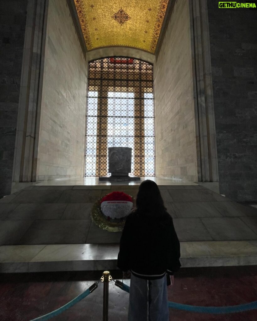 Ceren Benderlioğlu Instagram - Her geldiğimde teşekkürden fazlası için unutmamak için … tekrar hatırlamak için … Nur bir önceki geldiğinde henüz 4 yaşındaydı bu sefer ki ziyaretimiz çok daha anlamlıydı . Her bir taşının anlamı olduğunu ve ne kadar zor da olsa bu vatanın ilmek ilmek kurulduğunu daha iyi anlatamazdım Nur ‘a… Aslanlı yolda neden 24 Aslan var ? TBMM neden 1920 metre uzaklıkta ? Basamak sayıları neyi temsil ediyor? Duvarlardaki Türk motifleri ? Ah o tavanlar , motifler … her saat başı çalan siren . Nöbet değişim töreni .. Atamızın Anıtkabir’den önceki durağı Etnografya müzesi , Dolmabahçe’den yavuz zırhlısına taşınışı , tren ile Ankara’ya getirilişi . Büyük büyük babasının Atası defnedilirken yanında oluşu. Bir sonraki gelişimiz için de rotalar belirlendi . Ankara sen benim için ayrı özelsin 🇹🇷