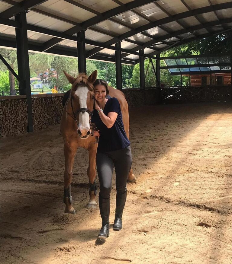 Ceren Benderlioğlu Instagram - İnsanlardan değil görmeyenlerden kaçarım ben . Kaçtığım sığındığım dostlarımın @kirmizi.kapi @alicavdarl @aysegul.cavdarli @gulsah.cavdarli yanında ,bazen sabahın köründe kuş vızıltıları ve ormanın sisine karışır duygularım . Hiçbirsey hissettirmesemde o senin stresini hissediyor derdi hocam . Hiç bir atın gözlerinin içine baktınız mı ? Belki de bu dünyada düşer miyim korkusu olmadan tek rahat rahat sırtında savruldugum olduğu için belki de benim kadar korkak ama bir o kadar yürek yemiş olduğu için kim bilir ? Gece çöktü, gözümde biraz yaş vedalaşamamanın verdiği burukluk . Keşke göremeyenler senin gibi hissedebilseydi #campari sen 24 saatte hikayede silinen bir yerde olamazsın.😞