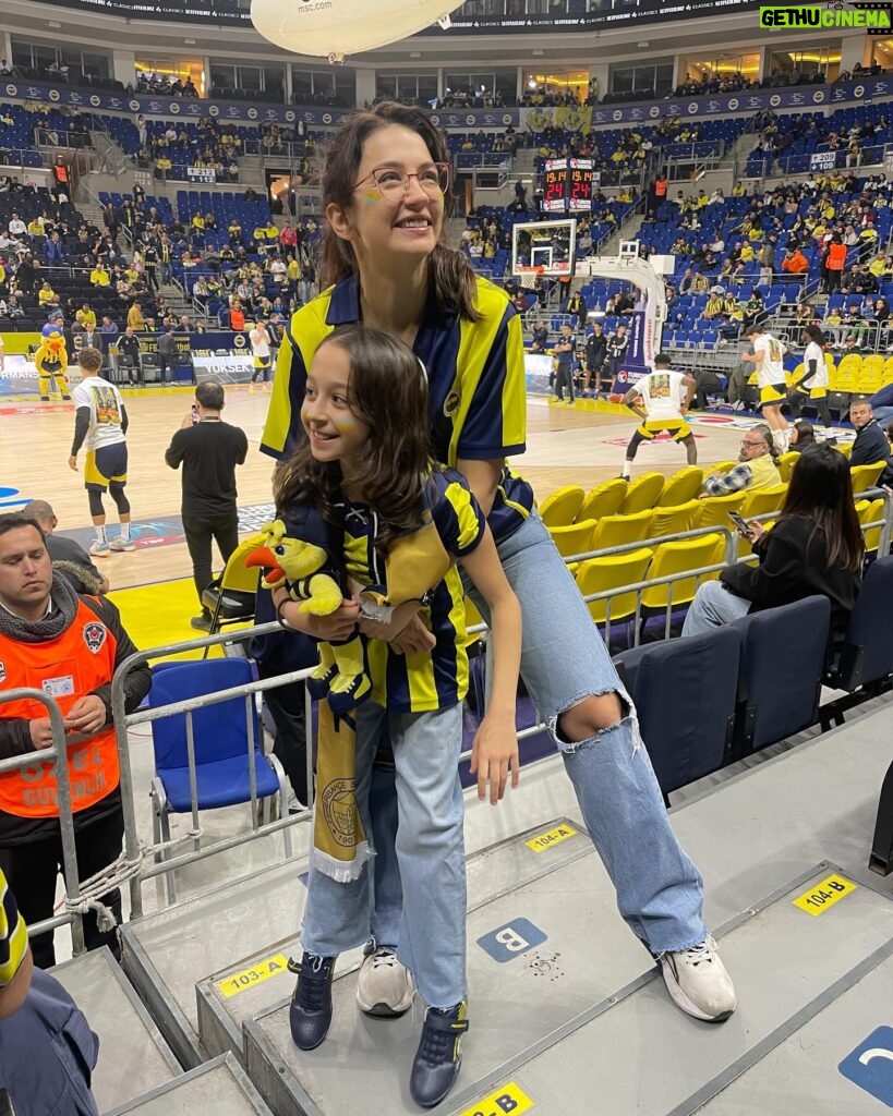 Ceren Benderlioğlu Instagram - FENERBAHÇE 💙💙💙💙 @yellowthecanaryfb @efsane23erkankaraca sonunda bu gece tanıştık gururumuzsun @fenerbahce