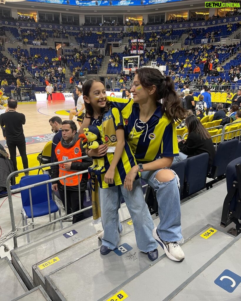 Ceren Benderlioğlu Instagram - FENERBAHÇE 💙💙💙💙 @yellowthecanaryfb @efsane23erkankaraca sonunda bu gece tanıştık gururumuzsun @fenerbahce