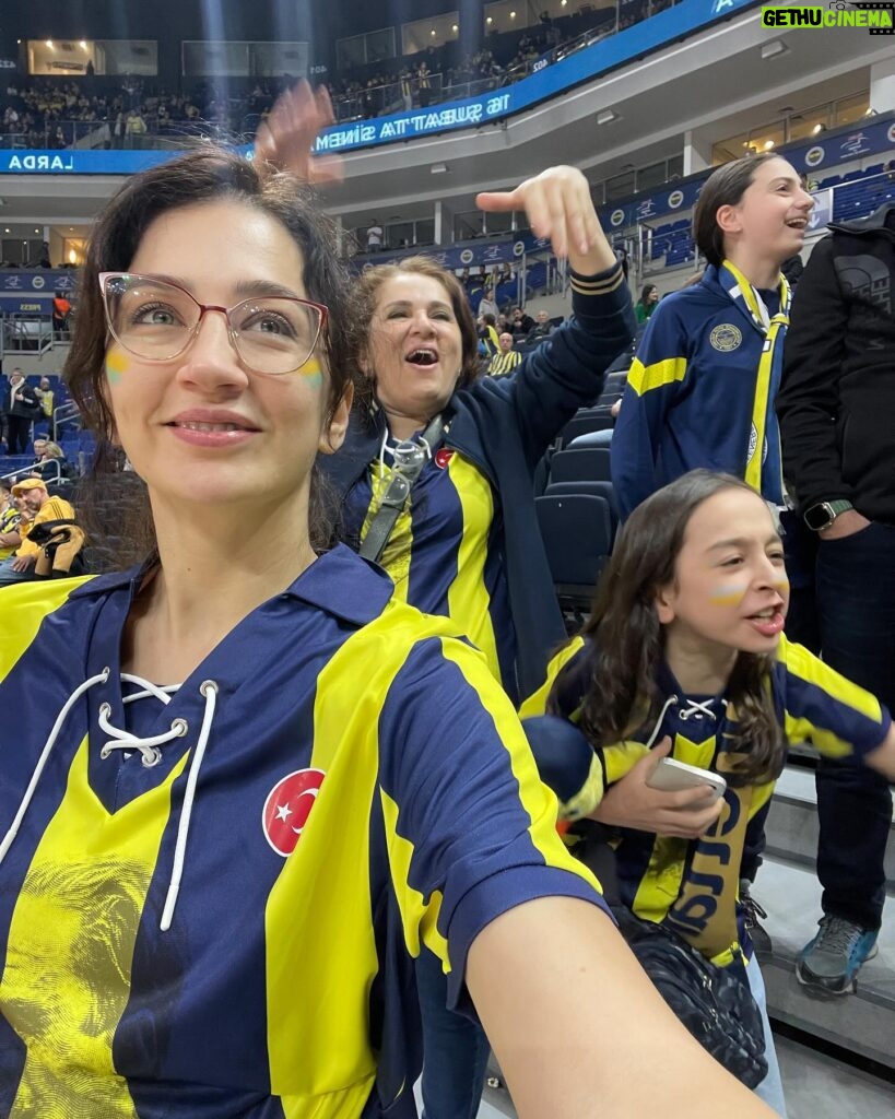 Ceren Benderlioğlu Instagram - FENERBAHÇE 💙💙💙💙 @yellowthecanaryfb @efsane23erkankaraca sonunda bu gece tanıştık gururumuzsun @fenerbahce