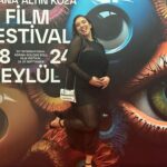 Ceren Taşçı Instagram - Bir festival bitti💕Denizciğimiz ödül aldı.Gencecik kadınlarla, gencecik bir ekiple çalışmanın ve festivale ilk kez onlarla gelmenin mutluluğu var üzerimde…Bir de adana kokusu üstüme sindi gibi hissediyorum🤣