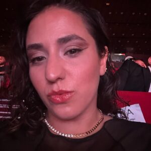 Ceren Taşçı Instagram - Bir festival bitti💕Denizciğimiz ödül aldı.Gencecik kadınlarla, gencecik bir ekiple çalışmanın ve festivale ilk kez onlarla gelmenin mutluluğu var üzerimde…Bir de adana kokusu üstüme sindi gibi hissediyorum🤣