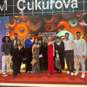 Ceren Taşçı Instagram - Bir festival bitti💕Denizciğimiz ödül aldı.Gencecik kadınlarla, gencecik bir ekiple çalışmanın ve festivale ilk kez onlarla gelmenin mutluluğu var üzerimde…Bir de adana kokusu üstüme sindi gibi hissediyorum🤣