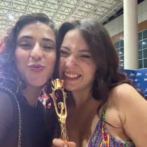 Ceren Taşçı Instagram - Bir festival bitti💕Denizciğimiz ödül aldı.Gencecik kadınlarla, gencecik bir ekiple çalışmanın ve festivale ilk kez onlarla gelmenin mutluluğu var üzerimde…Bir de adana kokusu üstüme sindi gibi hissediyorum🤣