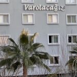 Ceren Taşçı Instagram - Nasıl tarif edilir bu his bilmiyorum…Göğsümün tam orta yerine koca koca şehirler oturdu.Nefes aldıkça yitirdiğimiz onca insanın acısı kalbime saplanıyor.Bu kalp ağrısı nasıl geçer?Geçer mi?Bilmiyorum.Bugün çok sevdiğim biri ‘Sanki bir parça koptu gitti,bir daha geri gelmeyecek gibi hissediyorum’dedi.Öyle bir şey işte… Sabah uyanıp haberleri gördüğümde,hıçkıra hıçkıra ağlamaya başladım.Sonrasında orada olduğunu bildiğim,oralı olduğunu bildiğim insanlara ulaşmaya çalıştım bütün gün boyunca.Çok sevdiğim bir arkadaşımın ailesinin yaşadığı bina yıkılmış,apar topar yola çıkmışlar.Dua ediyorum onlara,tanıdığım tanımadığım yüzlerce insana ‘Ne olur bir şey olmasın.Ne olur sağ salim kavuşsun herkes ailesine,sevdiklerine.’Sonra,hayatımda hiç duymadığım kadar yardım çığılığı duyuyorum;televizyonda,sosyal medyada,her yerde…Elimden telefon düşmüyor.Kime nasıl ulaşabilirsem,elim nereye yeterse uğraşıyorum.Babalatv’yi Oğuzhan’ı arıyorum,ahbap,dağcı arkadaşlarım,arama kurtarmacı arkadaşlarım,oyuncu arkadaşlarımdan vinç operatörlerine kadar…Yetememe hissi,çaresizlik hissi büyüyor da büyüyor içimde.Günler geçtikçe ölen insaların sayısı artıyor.Nedenler,nasıl olurlar arasında boğuluyorum.Kötü haberler gelmeye devam ediyor dört bir yandan.Yola çıkan arkadaşım ‘Annemi kendi ellerimle çıkarttım’diyor.Attığı ses kaydını defalarca dinliyorum.Gerçek olmasın istiyorum.Ne olur bu yaşadıklarımızın hiçbiri gerçek olmasın.Sonra kafamı toplamaya çalışıyorum.Ne yapabilirim?Bu çaresizlik hissini ancak paylaşabilirim.Giderim belki birine sarılırım,derdini dinlerim,birine bir bardak su,yemek götürürüm,birilerine iyi gelirim belki diye çıkıyorum yola.Hatay’a varıyorum.Ah be güzel memleket sen bunca acıyı nasıl gömdün içine?Yıkılan binalar,enkazların başlarında ateş yakıp bekleyen insanlar,şehrin kokusu,toz duman…Arkadaşımın cenaze evine gidiyorum önce.Ben böyle güzel insanlar görmedim,nasıl ağarlayacaklarını şaşırıyorlar.’Ben sizin için geldim,siz ne olur rahat edin.Beni düşünmeyin.’diyorum ama sonradan anlıyorum ki buranın insanının kalbi kendinden büyükmüş.Öyle yüce gönüllü insanlarla tanıştım ki bağlandım ben onlara.Bundan başka bir şey diyemem.