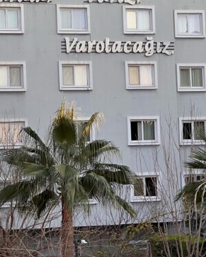 Ceren Taşçı Instagram - Nasıl tarif edilir bu his bilmiyorum…Göğsümün tam orta yerine koca koca şehirler oturdu.Nefes aldıkça yitirdiğimiz onca insanın acısı kalbime saplanıyor.Bu kalp ağrısı nasıl geçer?Geçer mi?Bilmiyorum.Bugün çok sevdiğim biri ‘Sanki bir parça koptu gitti,bir daha geri gelmeyecek gibi hissediyorum’dedi.Öyle bir şey işte…
Sabah uyanıp haberleri gördüğümde,hıçkıra hıçkıra ağlamaya başladım.Sonrasında orada olduğunu bildiğim,oralı olduğunu bildiğim insanlara ulaşmaya çalıştım bütün gün boyunca.Çok sevdiğim bir arkadaşımın ailesinin yaşadığı bina yıkılmış,apar topar yola çıkmışlar.Dua ediyorum onlara,tanıdığım tanımadığım yüzlerce insana ‘Ne olur bir şey olmasın.Ne olur sağ salim kavuşsun herkes ailesine,sevdiklerine.’Sonra,hayatımda hiç duymadığım kadar yardım çığılığı duyuyorum;televizyonda,sosyal medyada,her yerde…Elimden telefon düşmüyor.Kime nasıl ulaşabilirsem,elim nereye yeterse uğraşıyorum.Babalatv’yi Oğuzhan’ı arıyorum,ahbap,dağcı arkadaşlarım,arama kurtarmacı arkadaşlarım,oyuncu arkadaşlarımdan vinç operatörlerine kadar…Yetememe hissi,çaresizlik hissi büyüyor da büyüyor içimde.Günler geçtikçe ölen insaların sayısı artıyor.Nedenler,nasıl olurlar arasında boğuluyorum.Kötü haberler gelmeye devam ediyor dört bir yandan.Yola çıkan arkadaşım ‘Annemi kendi ellerimle çıkarttım’diyor.Attığı ses kaydını defalarca dinliyorum.Gerçek olmasın istiyorum.Ne olur bu yaşadıklarımızın hiçbiri gerçek olmasın.Sonra kafamı toplamaya çalışıyorum.Ne yapabilirim?Bu çaresizlik hissini ancak paylaşabilirim.Giderim belki birine sarılırım,derdini dinlerim,birine bir bardak su,yemek götürürüm,birilerine iyi gelirim belki diye çıkıyorum yola.Hatay’a varıyorum.Ah be güzel memleket sen bunca acıyı nasıl gömdün içine?Yıkılan binalar,enkazların başlarında ateş yakıp bekleyen insanlar,şehrin kokusu,toz duman…Arkadaşımın cenaze evine gidiyorum önce.Ben böyle güzel insanlar görmedim,nasıl ağarlayacaklarını şaşırıyorlar.’Ben sizin için geldim,siz ne olur rahat edin.Beni düşünmeyin.’diyorum ama sonradan anlıyorum ki buranın insanının kalbi kendinden büyükmüş.Öyle yüce gönüllü insanlarla tanıştım ki bağlandım ben onlara.Bundan başka bir şey diyemem.  