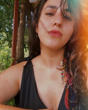 Ceren Taşçı Instagram - Bütün elementlere doymuşum gibi
#ateş #su #toprak #tahta 
Son foto da hava😘