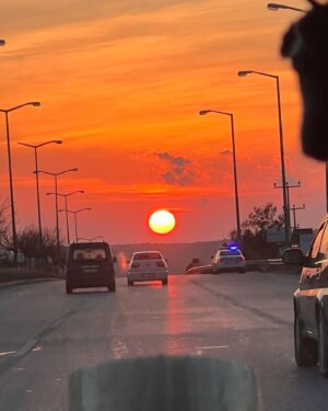 Ceren Taşçı Instagram - Nasıl tarif edilir bu his bilmiyorum…Göğsümün tam orta yerine koca koca şehirler oturdu.Nefes aldıkça yitirdiğimiz onca insanın acısı kalbime saplanıyor.Bu kalp ağrısı nasıl geçer?Geçer mi?Bilmiyorum.Bugün çok sevdiğim biri ‘Sanki bir parça koptu gitti,bir daha geri gelmeyecek gibi hissediyorum’dedi.Öyle bir şey işte…
Sabah uyanıp haberleri gördüğümde,hıçkıra hıçkıra ağlamaya başladım.Sonrasında orada olduğunu bildiğim,oralı olduğunu bildiğim insanlara ulaşmaya çalıştım bütün gün boyunca.Çok sevdiğim bir arkadaşımın ailesinin yaşadığı bina yıkılmış,apar topar yola çıkmışlar.Dua ediyorum onlara,tanıdığım tanımadığım yüzlerce insana ‘Ne olur bir şey olmasın.Ne olur sağ salim kavuşsun herkes ailesine,sevdiklerine.’Sonra,hayatımda hiç duymadığım kadar yardım çığılığı duyuyorum;televizyonda,sosyal medyada,her yerde…Elimden telefon düşmüyor.Kime nasıl ulaşabilirsem,elim nereye yeterse uğraşıyorum.Babalatv’yi Oğuzhan’ı arıyorum,ahbap,dağcı arkadaşlarım,arama kurtarmacı arkadaşlarım,oyuncu arkadaşlarımdan vinç operatörlerine kadar…Yetememe hissi,çaresizlik hissi büyüyor da büyüyor içimde.Günler geçtikçe ölen insaların sayısı artıyor.Nedenler,nasıl olurlar arasında boğuluyorum.Kötü haberler gelmeye devam ediyor dört bir yandan.Yola çıkan arkadaşım ‘Annemi kendi ellerimle çıkarttım’diyor.Attığı ses kaydını defalarca dinliyorum.Gerçek olmasın istiyorum.Ne olur bu yaşadıklarımızın hiçbiri gerçek olmasın.Sonra kafamı toplamaya çalışıyorum.Ne yapabilirim?Bu çaresizlik hissini ancak paylaşabilirim.Giderim belki birine sarılırım,derdini dinlerim,birine bir bardak su,yemek götürürüm,birilerine iyi gelirim belki diye çıkıyorum yola.Hatay’a varıyorum.Ah be güzel memleket sen bunca acıyı nasıl gömdün içine?Yıkılan binalar,enkazların başlarında ateş yakıp bekleyen insanlar,şehrin kokusu,toz duman…Arkadaşımın cenaze evine gidiyorum önce.Ben böyle güzel insanlar görmedim,nasıl ağarlayacaklarını şaşırıyorlar.’Ben sizin için geldim,siz ne olur rahat edin.Beni düşünmeyin.’diyorum ama sonradan anlıyorum ki buranın insanının kalbi kendinden büyükmüş.Öyle yüce gönüllü insanlarla tanıştım ki bağlandım ben onlara.Bundan başka bir şey diyemem.  
