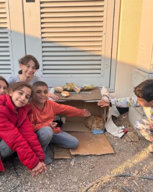 Ceren Taşçı Instagram - Nasıl tarif edilir bu his bilmiyorum…Göğsümün tam orta yerine koca koca şehirler oturdu.Nefes aldıkça yitirdiğimiz onca insanın acısı kalbime saplanıyor.Bu kalp ağrısı nasıl geçer?Geçer mi?Bilmiyorum.Bugün çok sevdiğim biri ‘Sanki bir parça koptu gitti,bir daha geri gelmeyecek gibi hissediyorum’dedi.Öyle bir şey işte…
Sabah uyanıp haberleri gördüğümde,hıçkıra hıçkıra ağlamaya başladım.Sonrasında orada olduğunu bildiğim,oralı olduğunu bildiğim insanlara ulaşmaya çalıştım bütün gün boyunca.Çok sevdiğim bir arkadaşımın ailesinin yaşadığı bina yıkılmış,apar topar yola çıkmışlar.Dua ediyorum onlara,tanıdığım tanımadığım yüzlerce insana ‘Ne olur bir şey olmasın.Ne olur sağ salim kavuşsun herkes ailesine,sevdiklerine.’Sonra,hayatımda hiç duymadığım kadar yardım çığılığı duyuyorum;televizyonda,sosyal medyada,her yerde…Elimden telefon düşmüyor.Kime nasıl ulaşabilirsem,elim nereye yeterse uğraşıyorum.Babalatv’yi Oğuzhan’ı arıyorum,ahbap,dağcı arkadaşlarım,arama kurtarmacı arkadaşlarım,oyuncu arkadaşlarımdan vinç operatörlerine kadar…Yetememe hissi,çaresizlik hissi büyüyor da büyüyor içimde.Günler geçtikçe ölen insaların sayısı artıyor.Nedenler,nasıl olurlar arasında boğuluyorum.Kötü haberler gelmeye devam ediyor dört bir yandan.Yola çıkan arkadaşım ‘Annemi kendi ellerimle çıkarttım’diyor.Attığı ses kaydını defalarca dinliyorum.Gerçek olmasın istiyorum.Ne olur bu yaşadıklarımızın hiçbiri gerçek olmasın.Sonra kafamı toplamaya çalışıyorum.Ne yapabilirim?Bu çaresizlik hissini ancak paylaşabilirim.Giderim belki birine sarılırım,derdini dinlerim,birine bir bardak su,yemek götürürüm,birilerine iyi gelirim belki diye çıkıyorum yola.Hatay’a varıyorum.Ah be güzel memleket sen bunca acıyı nasıl gömdün içine?Yıkılan binalar,enkazların başlarında ateş yakıp bekleyen insanlar,şehrin kokusu,toz duman…Arkadaşımın cenaze evine gidiyorum önce.Ben böyle güzel insanlar görmedim,nasıl ağarlayacaklarını şaşırıyorlar.’Ben sizin için geldim,siz ne olur rahat edin.Beni düşünmeyin.’diyorum ama sonradan anlıyorum ki buranın insanının kalbi kendinden büyükmüş.Öyle yüce gönüllü insanlarla tanıştım ki bağlandım ben onlara.Bundan başka bir şey diyemem.  