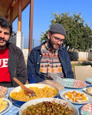Ceren Taşçı Instagram - Nasıl tarif edilir bu his bilmiyorum…Göğsümün tam orta yerine koca koca şehirler oturdu.Nefes aldıkça yitirdiğimiz onca insanın acısı kalbime saplanıyor.Bu kalp ağrısı nasıl geçer?Geçer mi?Bilmiyorum.Bugün çok sevdiğim biri ‘Sanki bir parça koptu gitti,bir daha geri gelmeyecek gibi hissediyorum’dedi.Öyle bir şey işte…
Sabah uyanıp haberleri gördüğümde,hıçkıra hıçkıra ağlamaya başladım.Sonrasında orada olduğunu bildiğim,oralı olduğunu bildiğim insanlara ulaşmaya çalıştım bütün gün boyunca.Çok sevdiğim bir arkadaşımın ailesinin yaşadığı bina yıkılmış,apar topar yola çıkmışlar.Dua ediyorum onlara,tanıdığım tanımadığım yüzlerce insana ‘Ne olur bir şey olmasın.Ne olur sağ salim kavuşsun herkes ailesine,sevdiklerine.’Sonra,hayatımda hiç duymadığım kadar yardım çığılığı duyuyorum;televizyonda,sosyal medyada,her yerde…Elimden telefon düşmüyor.Kime nasıl ulaşabilirsem,elim nereye yeterse uğraşıyorum.Babalatv’yi Oğuzhan’ı arıyorum,ahbap,dağcı arkadaşlarım,arama kurtarmacı arkadaşlarım,oyuncu arkadaşlarımdan vinç operatörlerine kadar…Yetememe hissi,çaresizlik hissi büyüyor da büyüyor içimde.Günler geçtikçe ölen insaların sayısı artıyor.Nedenler,nasıl olurlar arasında boğuluyorum.Kötü haberler gelmeye devam ediyor dört bir yandan.Yola çıkan arkadaşım ‘Annemi kendi ellerimle çıkarttım’diyor.Attığı ses kaydını defalarca dinliyorum.Gerçek olmasın istiyorum.Ne olur bu yaşadıklarımızın hiçbiri gerçek olmasın.Sonra kafamı toplamaya çalışıyorum.Ne yapabilirim?Bu çaresizlik hissini ancak paylaşabilirim.Giderim belki birine sarılırım,derdini dinlerim,birine bir bardak su,yemek götürürüm,birilerine iyi gelirim belki diye çıkıyorum yola.Hatay’a varıyorum.Ah be güzel memleket sen bunca acıyı nasıl gömdün içine?Yıkılan binalar,enkazların başlarında ateş yakıp bekleyen insanlar,şehrin kokusu,toz duman…Arkadaşımın cenaze evine gidiyorum önce.Ben böyle güzel insanlar görmedim,nasıl ağarlayacaklarını şaşırıyorlar.’Ben sizin için geldim,siz ne olur rahat edin.Beni düşünmeyin.’diyorum ama sonradan anlıyorum ki buranın insanının kalbi kendinden büyükmüş.Öyle yüce gönüllü insanlarla tanıştım ki bağlandım ben onlara.Bundan başka bir şey diyemem.  