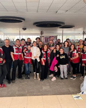 Ceren Taşçı Instagram - Nasıl tarif edilir bu his bilmiyorum…Göğsümün tam orta yerine koca koca şehirler oturdu.Nefes aldıkça yitirdiğimiz onca insanın acısı kalbime saplanıyor.Bu kalp ağrısı nasıl geçer?Geçer mi?Bilmiyorum.Bugün çok sevdiğim biri ‘Sanki bir parça koptu gitti,bir daha geri gelmeyecek gibi hissediyorum’dedi.Öyle bir şey işte…
Sabah uyanıp haberleri gördüğümde,hıçkıra hıçkıra ağlamaya başladım.Sonrasında orada olduğunu bildiğim,oralı olduğunu bildiğim insanlara ulaşmaya çalıştım bütün gün boyunca.Çok sevdiğim bir arkadaşımın ailesinin yaşadığı bina yıkılmış,apar topar yola çıkmışlar.Dua ediyorum onlara,tanıdığım tanımadığım yüzlerce insana ‘Ne olur bir şey olmasın.Ne olur sağ salim kavuşsun herkes ailesine,sevdiklerine.’Sonra,hayatımda hiç duymadığım kadar yardım çığılığı duyuyorum;televizyonda,sosyal medyada,her yerde…Elimden telefon düşmüyor.Kime nasıl ulaşabilirsem,elim nereye yeterse uğraşıyorum.Babalatv’yi Oğuzhan’ı arıyorum,ahbap,dağcı arkadaşlarım,arama kurtarmacı arkadaşlarım,oyuncu arkadaşlarımdan vinç operatörlerine kadar…Yetememe hissi,çaresizlik hissi büyüyor da büyüyor içimde.Günler geçtikçe ölen insaların sayısı artıyor.Nedenler,nasıl olurlar arasında boğuluyorum.Kötü haberler gelmeye devam ediyor dört bir yandan.Yola çıkan arkadaşım ‘Annemi kendi ellerimle çıkarttım’diyor.Attığı ses kaydını defalarca dinliyorum.Gerçek olmasın istiyorum.Ne olur bu yaşadıklarımızın hiçbiri gerçek olmasın.Sonra kafamı toplamaya çalışıyorum.Ne yapabilirim?Bu çaresizlik hissini ancak paylaşabilirim.Giderim belki birine sarılırım,derdini dinlerim,birine bir bardak su,yemek götürürüm,birilerine iyi gelirim belki diye çıkıyorum yola.Hatay’a varıyorum.Ah be güzel memleket sen bunca acıyı nasıl gömdün içine?Yıkılan binalar,enkazların başlarında ateş yakıp bekleyen insanlar,şehrin kokusu,toz duman…Arkadaşımın cenaze evine gidiyorum önce.Ben böyle güzel insanlar görmedim,nasıl ağarlayacaklarını şaşırıyorlar.’Ben sizin için geldim,siz ne olur rahat edin.Beni düşünmeyin.’diyorum ama sonradan anlıyorum ki buranın insanının kalbi kendinden büyükmüş.Öyle yüce gönüllü insanlarla tanıştım ki bağlandım ben onlara.Bundan başka bir şey diyemem.  