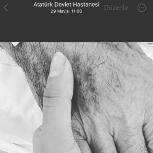 Ceren Taşçı Instagram - Bugün sen gideli tam bir ay olmuş Babacığım.Provalara başlayalı iki ay,Adada güzel bir gün geçireli 19 gün,beraber mantı yapıp akşamına Melike Şahin konserine gideli altı ay,seçimin üstünden 31 gün,beraber rakı içmemizin üstünden bir sene,sensiz geçirdiğim ilk babalar gününün üstenden 11 gün,en son elini tutuşumun üzerinden bir ay 5 saat, geçmiş.Şimdi sesini duyamadığım bu bayram gününde sensiz içtiğim rakılara,sensiz gittiğim konserlere,sensiz dinlediğim müziklere,sensiz gördüğüm denizlere bakarken, içimde kalbimin ortasında benimle olduğunu bildiğimi ve seni çok özlediğimi söylemek istiyorum.Oyunum çıkacak ve ilk kez izleyemeyeceksin ve bunu düşündüğüm ve seni özlediğim bu anın üzerinden de zaman akıp gidecek…