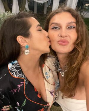 Ceren Taşçı Instagram - Deniz Düğüning & Aslında Özgürsün Lovers ❤️ 
Çiçeği de benimki kaptı @ecrinbolkar_ 🔥
#denizbilgehanwedding