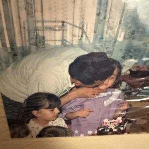 Ceren Taşçı Instagram - Bugün sen gideli tam bir ay olmuş Babacığım.Provalara başlayalı iki ay,Adada güzel bir gün geçireli 19 gün,beraber mantı yapıp akşamına Melike Şahin konserine gideli altı ay,seçimin üstünden 31 gün,beraber rakı içmemizin üstünden bir sene,sensiz geçirdiğim ilk babalar gününün üstenden 11 gün,en son elini tutuşumun üzerinden bir ay 5 saat, geçmiş.Şimdi sesini duyamadığım bu bayram gününde sensiz içtiğim rakılara,sensiz gittiğim konserlere,sensiz dinlediğim müziklere,sensiz gördüğüm denizlere bakarken, içimde kalbimin ortasında benimle olduğunu bildiğimi ve seni çok özlediğimi söylemek istiyorum.Oyunum çıkacak ve ilk kez izleyemeyeceksin ve bunu düşündüğüm ve seni özlediğim bu anın üzerinden de zaman akıp gidecek…