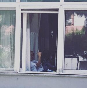 Ceren Taşçı Instagram - Hoşçakal 33…Yeni yaşıma bir hastanede girdim.Babam bir odada ben bir odada yatıyoruz.İkimiz de iyi olacağız biliyorum.Düşününce bütün yılı,bu yılın hakkı bir final olduğunu düşünüyorum.Kayıplar,gidenler,kalanlar…
Bu arada iyiyim.Böbrek taşı düşürüyorum.No panic!Benim atabildiğim taş da bu!
Çünkü sevgi kazanacak 🫶