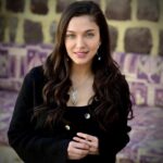 Ceren Yılmaz Instagram - Zümrüt hiç sizi bırakıp gidebilir mi ? 😇 Dünya çapında yaşanan bu üzücü günler geçtikten sonra yine ekran karşısında sizlerle birlikte olacağız hassasiyetiniz ve ilgiliniz için çok teşekkürler ☺️ #zümrüdüanka