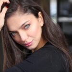 Ceren Yılmaz Instagram - Yerin seni çektiği kadar ağırsın. Kanatların çırpındığı kadar hafif... Kalbinin attığı kadar canlısın. Gözlerinin uzağı gördüğü kadar genç.... Sevdiklerin kadar iyisin. Nefret ettiklerin kadar kötü... Ne renk olursa olsun kaşın gözün. Karşındakinin gördüğüdür rengin... Photo: Muttalip Şen 🙏🏻