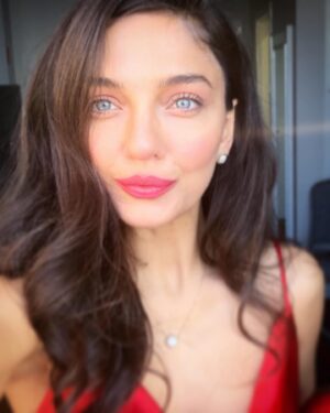 Ceren Yılmaz Instagram - ❤️ gözlerimin içinin gülmesini sağlayan iyi, kötü, güzel, çirkin her şeye 🙏🏻 🙏🏻🙏🏻 Kendinizi başkalarına anlatmayın sizi sevenin buna ihtiyacı yoktur, sevmeyende inanmayacaktır zaten. 🧿 #loveyourself