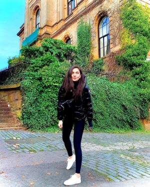 Ceren Yılmaz Instagram - “Gülmek, hayatın en güzel eylemidir. Her ne varsa sizi bundan alıkoyan, onları yok edin.” Charlie Chaplin. 💚