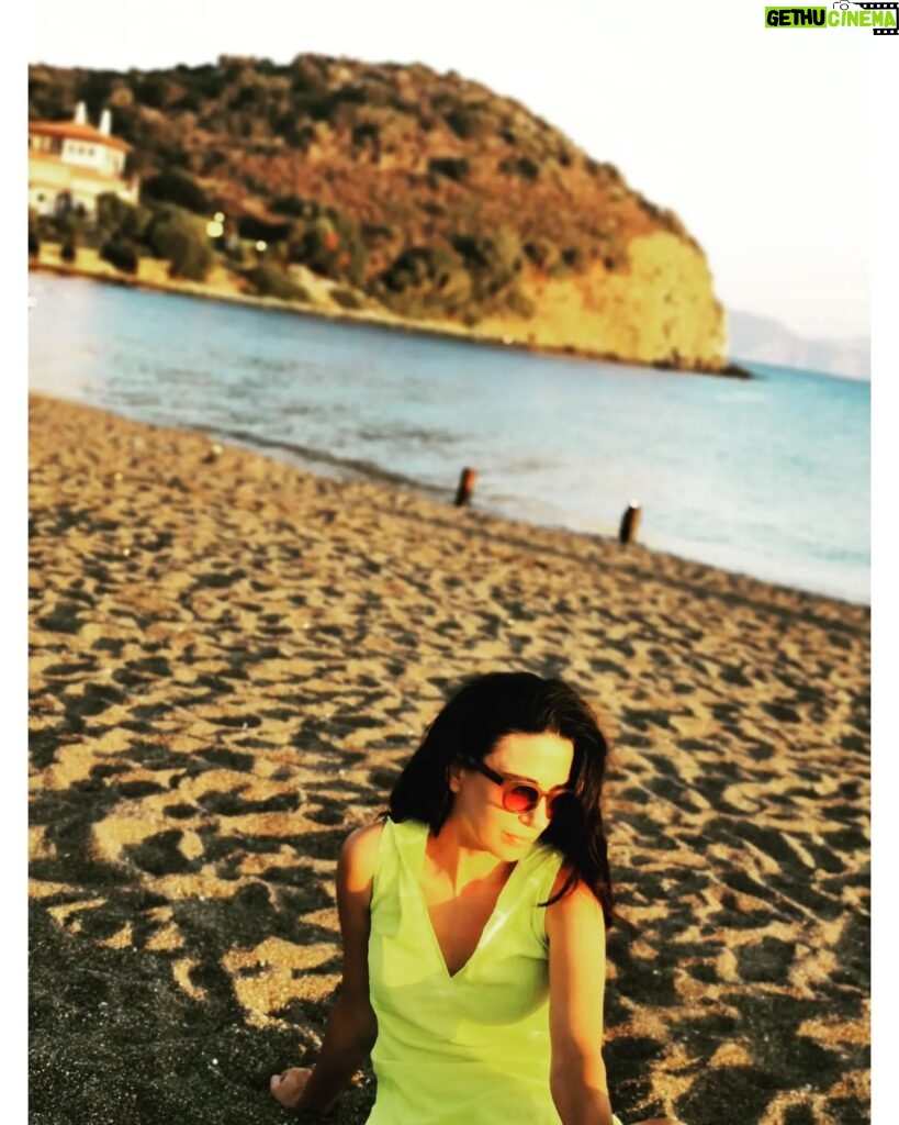 Ceren Yalazoğlu Karakoç Instagram - Küçük şeyler bekle bizi 🤫
