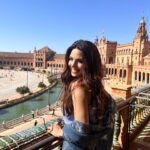 Cevahir Turan Instagram - Endülüs tatili planlayanlar için, Seville’ye bir gün yetmez. Mutlaka iki gününüzü ayırın. Çok güzel, kültür ve tarih kokan bir şehir. Ayrıca İspanyol kızlarına bayıldım. Çok güzellermiş 🥰 Şansımıza Feria karnavalına denk geldik bilmeden. Endülüs’ün meşhur kostüm ve kültür karnavalı. Sokaklarda herkes Flamenco kıyafetleriyle, kadınlar çok şık, erkekler de takım elbiseyle gece 12’yi karnavalın açılışını bekliyorlardı. Bütün hafta Sevilla Flamenco karnaval havasında olacak ☺️ Daha önce burada Araplar yaşadığı için de her bir köşesinde Arap mimarisini de görmek mümkün. ☺️ #sevilla #spain🇪🇸