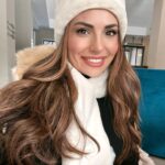 Cevahir Turan Instagram - Bizim ailece en çok kıymet verdiğimiz haftasonları çocuklarla aktivite yapmak. Büyüdüklerinde anılarında güzel şeyler kalsın istiyoruz. Nihayetinde onu iyi insan yapacak olan anılarıdır, anılarında yaşadığı mutluluktur 🥰 Loya - anne, Aya - baba günü olmuş biraz. Söz konusu eğitim olunca Arman çok disiplinli, görev onda ☺️ Aya Bella’ya kayak eğitimi veriyor. Söz konusu dinlenme, keyif yapma ve beslenme olunca bütün görev bende ☺️ Haliyle Loya bende. Aya Bella kayağı baya ilerletirken, Loya bi kızakta oturdu bi yedi bi oturdu bi yedi, yemek olmadığında sümüğünü yedi, sonra fotoğraf çekilirken bile oturdu, çok yoruldu, şimdi uyudu ☺️ Ben şimdi odada uyuyan Loya’nın yanındayken, Aya Bella harekete devam ediyor. Dinlenmek istemedi. Dışarıya yeni keşiflere çıktı ☺️ İşte aynı anne babadan iki çocuk bu kadar farklı olabiliyor. Kimse kendini suçlamasın. Nihayetinde herkesin bi mizacı var ☺️ Kısacası herkes mutlu olsun. Anılarda hep mutlu anlar kalsın ❤️