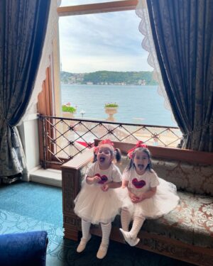 Cevahir Turan Instagram - Güzelliklerim 🥰 Onlarla daha güzel oluyorum ❤️
