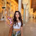 Cevahir Turan Instagram - Hayatımda ilk kez bir yelpazem oldu. Meğer sıcak havalarda ne iyi oluyormuş ☺️ Bu fotoğrafın altına öylesine yorum yazın. Çekiliş yapacağım. Çıkan 3 kişiye İspanya’dan el yapımı yelpaze hediye edeceğim 🥰 çekilişi önümüzdeki pazartesi 15 Nisan yapacağım ☺️ #cordoba #spain #andalucia