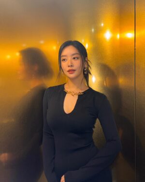 Cha Joo-young Instagram - 🖤 반가웠어요 @volnewmer.kr @classys_kr 

오랜만에 한복 아닌 주영이다..
