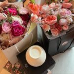 Cha Ye-ryun Instagram - 7년전 오늘 5월25일 💕 저희가 결혼한지 벌써 7주년 이래요👰‍♀️🤵‍♂️ 제가 제일 좋아하는 꽃 작약 매년 5월25일에 잊지않고 준비해주는 츤데레 남편 @uks0718_ 고맙고 사랑해요 💕💖 아난티강남 에서 르페르소나 @lepersona_official 와 함께 7주년 기념 💕 @u.ji.in 우리 뉴진스가 선물해준 항아리 케이크 너무 귀여워 💕고마워