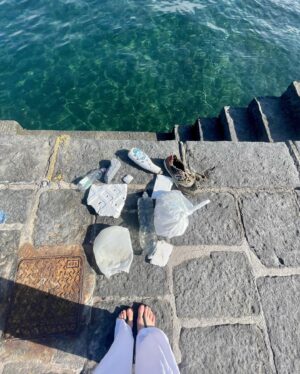 Chabeli Sastre González Instagram - Ogni volta che possiamo aiutiamo gli animaletti, e non solo ,da tutte quelle trappole inquinanti che sono nell’ambiente 
Che sia raccogliendo un sacchetto  di plastica dal suolo piuttosto che pulendo un’intera spiaggia non ha importanza 
È la coscienza del gesto che ha potere, è già il fatto di guardarsi intorno non dando per scontato che lo farà qualcun’altro al posto nostro. 
♥️🐙🐢🦉