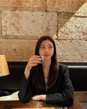 Chae Seo-jin Instagram - 밀린 사진이 너무 많다😂