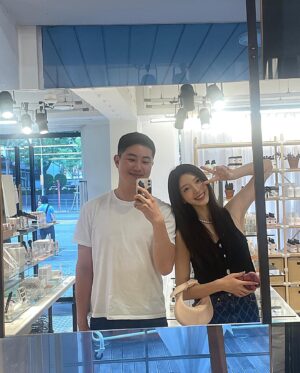 Chae Seo-jin Instagram - 미니 사이즈 가방에 빠질 것 같다 포인트 연출하기에 이렇게 좋다니😍

@amadee__official #아마디  #AMADEE #미니백 #오오티디